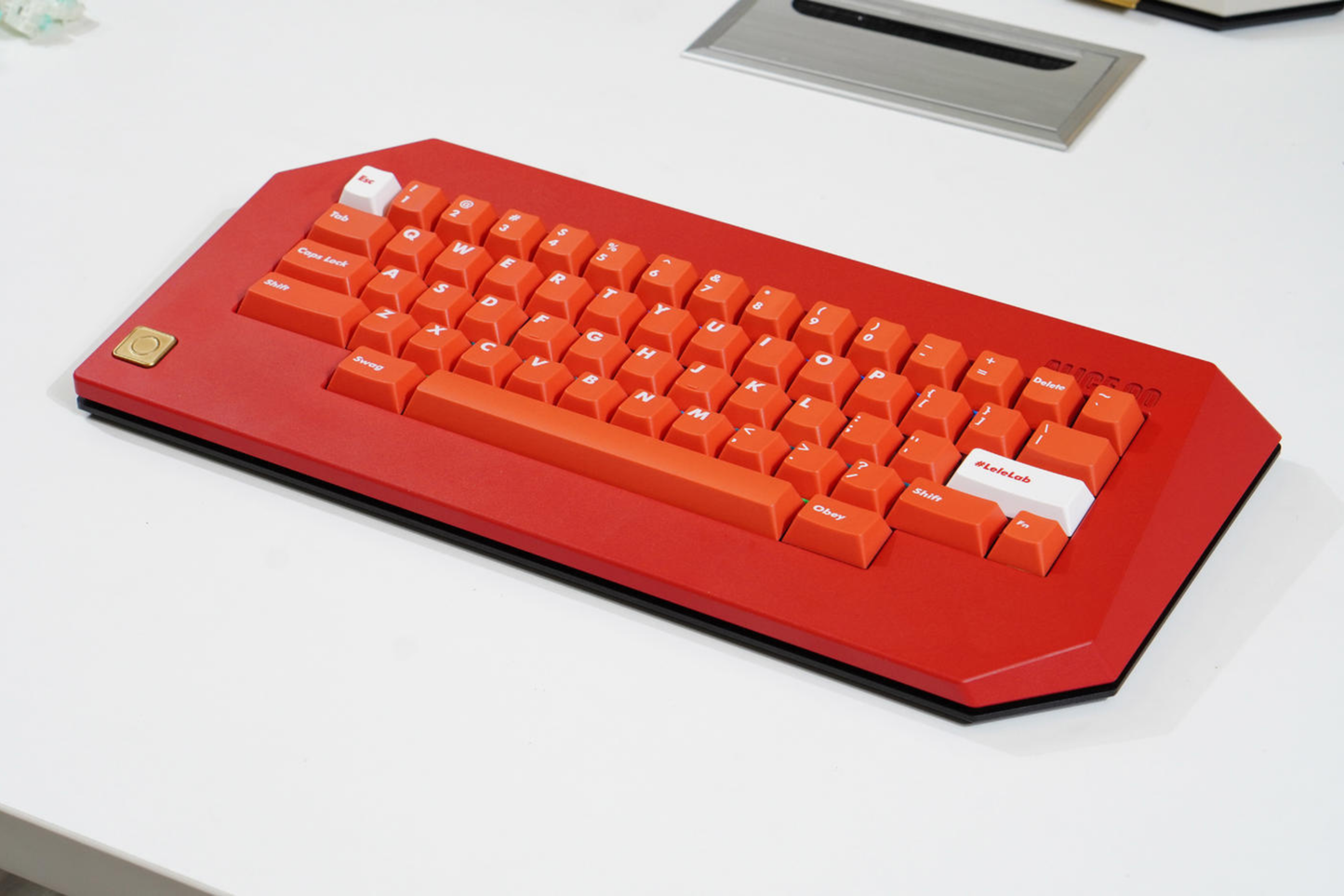 LeleLab Matra Alice 90 レトロメカニカルキーボードキット 全体画像　レッド